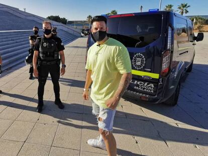 Gamer Machine con varios agentes de la Policía Local de Málaga. En vídeo, el 'youtuber' pasa un día con la Policía de caballería.