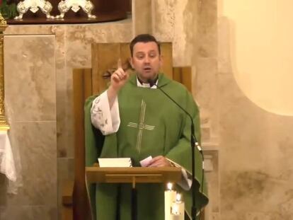 El sacerdote Emilio Montes sermonea a sus feligreses de Valdepeñas (Ciudad Real) porque cree que no aportan suficiente dinero a su parroquia.
