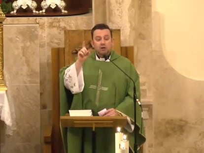 El sacerdote Emilio Montes sermonea a sus feligreses de Valdepeñas (Ciudad Real) porque cree que no aportan suficiente dinero a su parroquia.