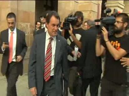 Grupos radicales bloquean con violencia el Parlament