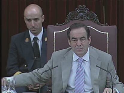 El rifirrafe entre Bono y Sebastián por no usar corbata en verano vuelve al Congreso