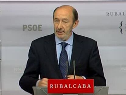 Rubalcaba avisa de que las soluciones a la crisis no están en el modelo de Aznar