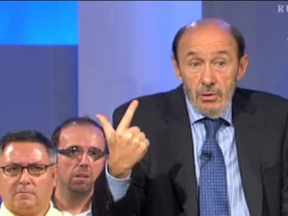 Rubalcaba carga contra los “recortadores profesionales” como Aguirre y Cospedal