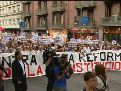 Los indignados rodean el Congreso, protegido por la policía