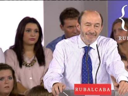 <b>Un grupo de prosaharauis increpa a Rubalcaba en Valencia.</b> El candidato socialista se ha visto obligado a interrumpir su discurso durante unos minutos, pero el incidente ha acabado cuando los 2.500 asistentes al mitin han irrumpido en vítores al candidato.
