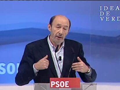 Rubalcaba quiere subir impuestos al alcohol y el tabaco para salvar la Sanidad