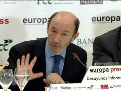 Rubalcaba pide a Vara que hable menos y a Rajoy, que hable más