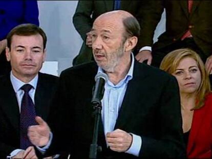 Rubalcaba: “Rajoy nos lo oculta y Esperanza lo desvela”