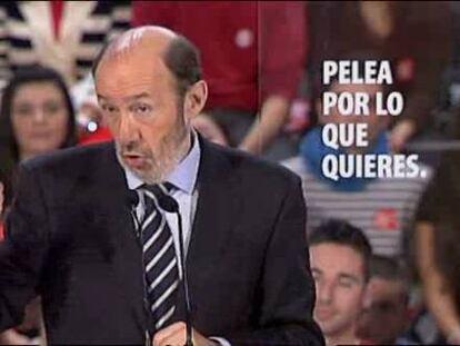 Alfredo Pérez Rubalcaba está seguro de que el PP oculta un tijeretazo. "Prefieren que salga la gente a la calle, después, a que los paren en las urnas", advierte.