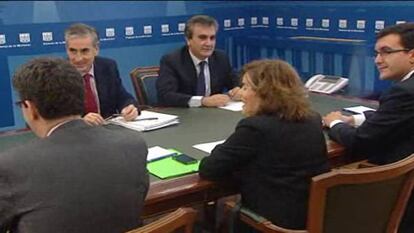 Zapatero y Rajoy adelantan su cita en La Moncloa por la gravedad de la crisis