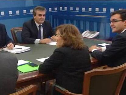 Zapatero y Rajoy adelantan su cita en La Moncloa por la gravedad de la crisis