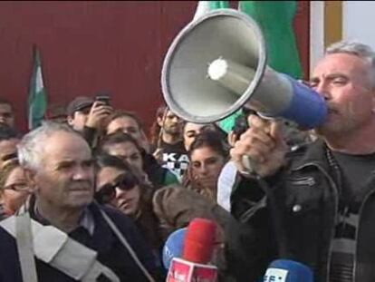 Los jornaleros le piden trabajo al conde Martínez de Irujo como protesta
