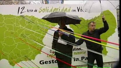 El colectivo pacifista Gesto por la Paz incluyó ayer en Bilbao en un acto de recuerdo a las víctimas a las causadas por las actuaciones “desproporcionadas e indebidas del Estado” dentro de lo que sus promotores calificaron como “tarea de reconstrucción”.