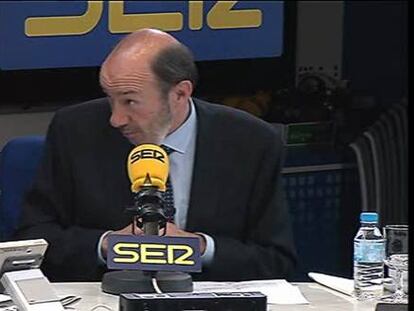 Rubalcaba apremia al PSOE a hacer ajustes sin mirarse mucho el ombligo