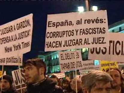 Cientos de gritos de "¡vergüenza!" y contra los jueces en la Puerta del Sol