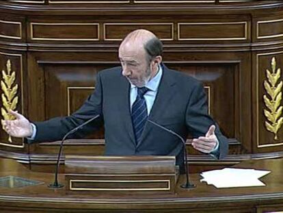 Rubalcaba propone recortes en defensa y gravar las transacciones financieras