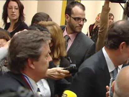 Salida por el garaje para evitar a la prensa
