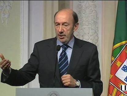 Rubalcaba: “Esta es una manera de bajar las pensiones, encima a los más enfermos”
