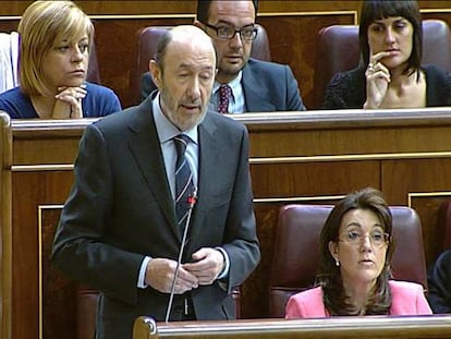 Rubalcaba ofrece a Rajoy un pacto de Estado para combatir la crisis