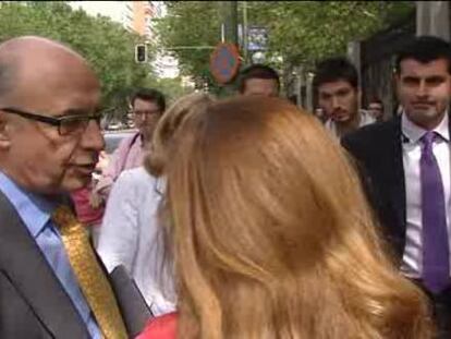 Montoro tranquiliza a una clienta de Bankia temerosa de perder sus ahorros