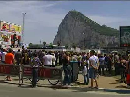 Varias decenas de trabajadores españoles se han concentrado este viernes en La Línea de la Concepción para protestar por las colas para salir de Gibraltar hacia España