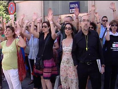 Cientos de funcionarios protestan ante el Congreso por la supresión de su extra