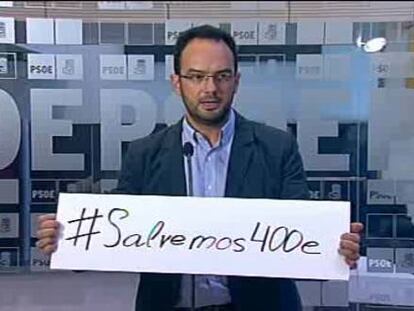 El PSOE y los sindicatos han lanzado en las redes sociales la campaña 'Salvemos los 400 euros' para que el Gobierno prorrogue la ayuda de 400 euros que hasta ahora recibían los parados de larga duración, única tabla de salvación para muchas familias.