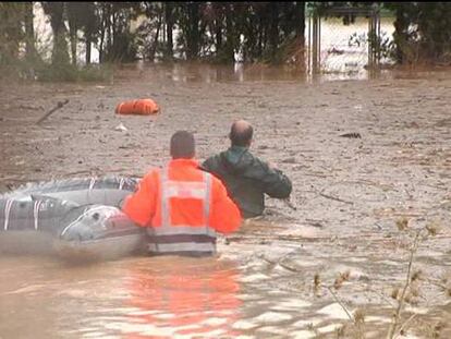 Los equipos de rescate buscan a tres desaparecidos por las lluvias