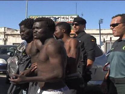 Más de un millar de personas esperan al otro lado de la valla para cruzar a Melilla