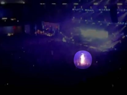 María Bicker estuvo en el Madrid Arena la noche de la tragedia y explica que, al llegar a casa y ver sus vídeos, se dio cuenta de que había grabado algo que parece ser el lanzamiento de una bengala