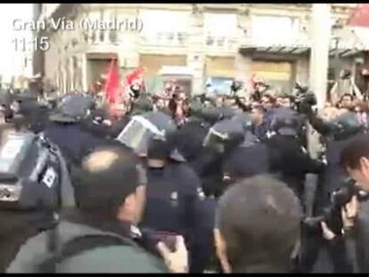 La policía detiene a un manifestante en la Gran Vía