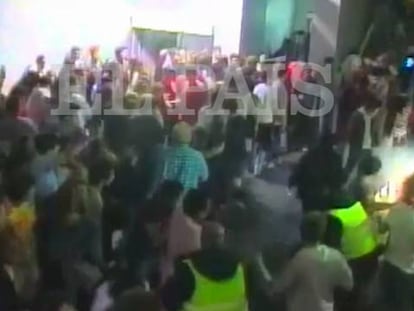 Un asistente enciende una bengala