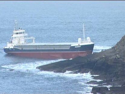 Desencallado el buque varado en Avilés