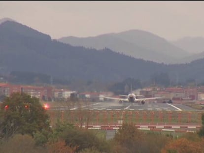 El viento complica el despegue y aterrizaje en el aeropuerto de Loiu