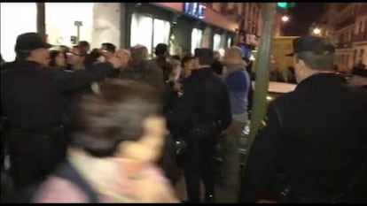 Cerca de un millar de manifestantes se concentran ante la sede del PP en Madrid