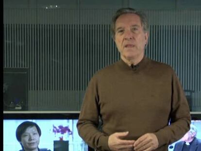 Un papa asomado al interior