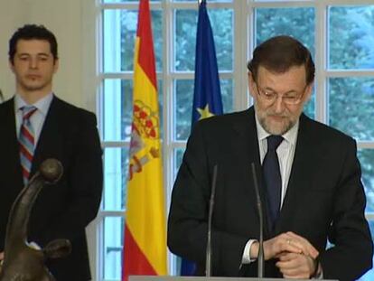 Rajoy se declara “incapaz” de leer sus notas ante la selección de balonmano