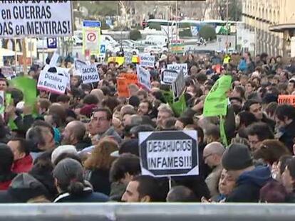 Cientos de manifestantes antidesahucios gritan “¡sí se puede!” ante el Congreso