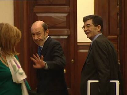 Rubalcaba responde a Rajoy con un ‘desnudo total’ de los cargos públicos