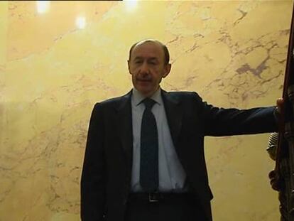 Rubalcaba defiende que Blanco siga en el escaño pese a la petición fiscal