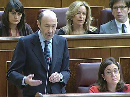 Rubalcaba acusa a Rajoy de maquillar los datos del déficit que envía a la UE