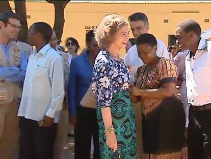 La Reina visita el corazón del sida y la malaria en Mozambique