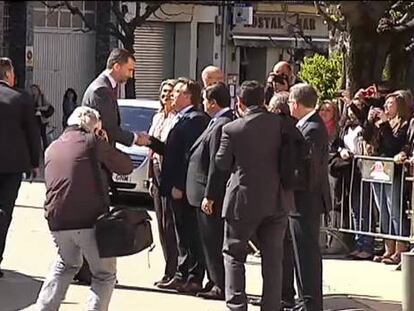 Medio centenar de personas han recibido al príncipe Felipe con un sonoro abucheo a su llegada al Ayuntamiento de Tremp (Lleida). El grupo portaba pancartas contra la Monarquía y en favor de la independencia de Cataluña.