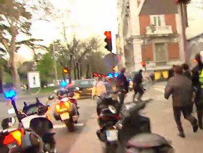 La policía detiene cerca de la Cámara Baja a un hombre que había acudido a apoyar a los afectados por las preferentes, cuando pretendía llegar hasta la sede del PP, en la calle de Génova de Madrid.