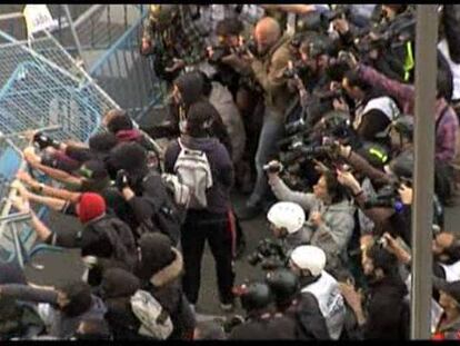 La policía carga contra los manifestantes frente al Congreso