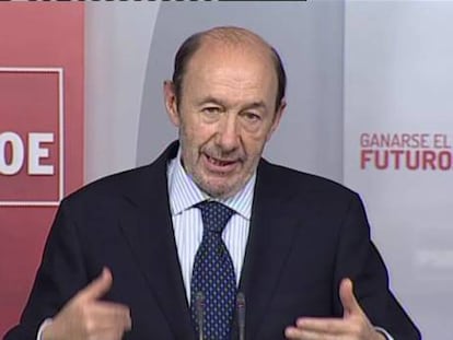 Rubalcaba envía a Rajoy su propuesta de pacto de Estado