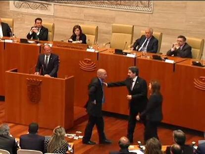 Un exdiputado de IU tira billetes falsos a Monago al grito de “bla, bla, bla”