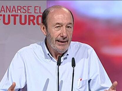 Rubalcaba reivindica el papel social del PSOE y rechaza comparaciones con el PP