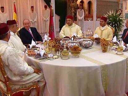 Mohamed VI abrió anoche su residencia, el Palacio Real de Rabat, a la comitiva española encabezada por el Rey, con una recepción para 600 invitados, que esperaron a que cayera el sol para romper el ayuno de Ramadán.