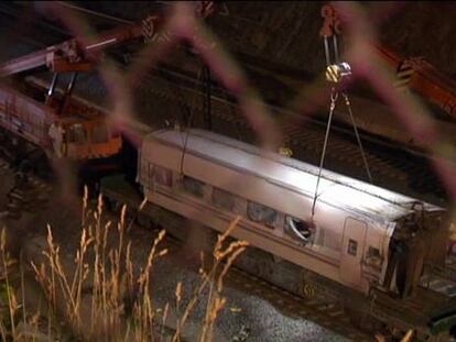 7.05 horas: pasa el primer tren por el lugar del accidente de Santiago